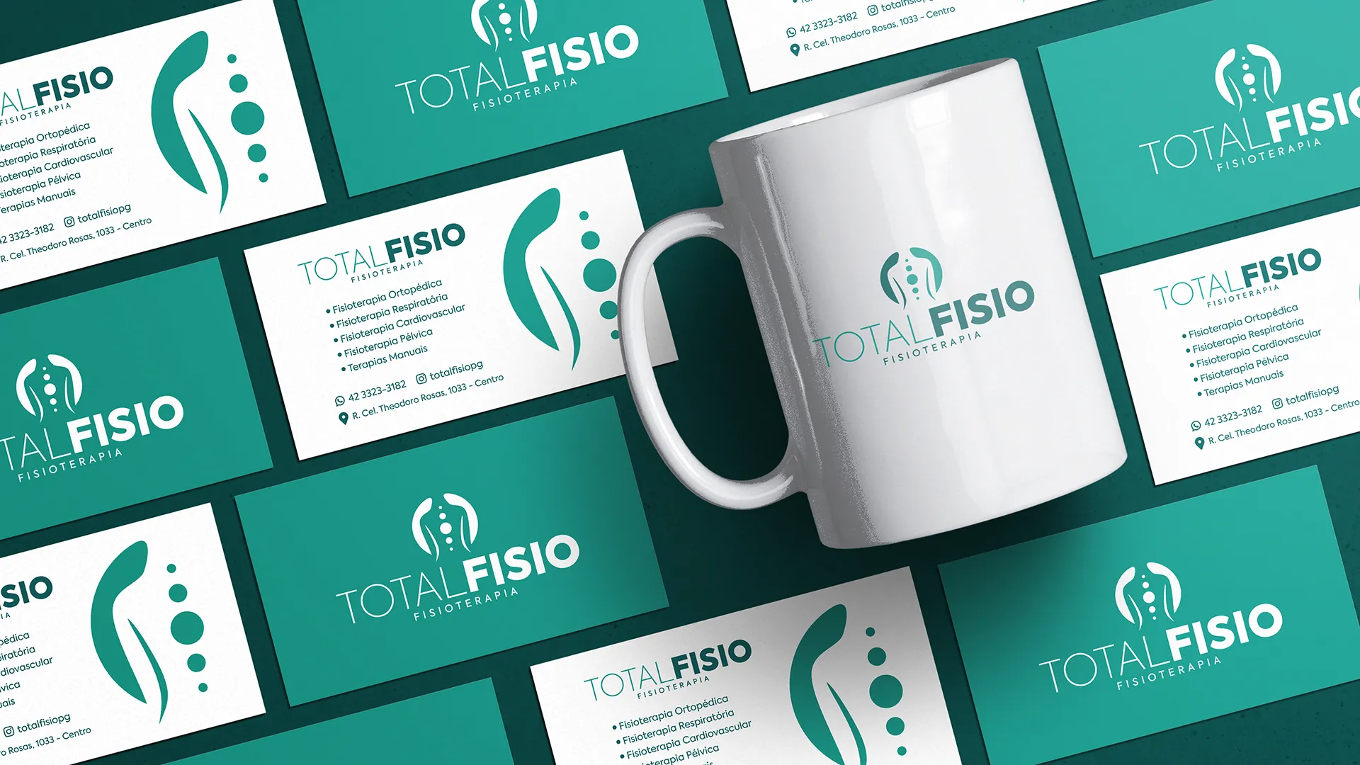 Identidade visual para clínica: aplicação de logo em cartões de visita e caneca Total Fisio.