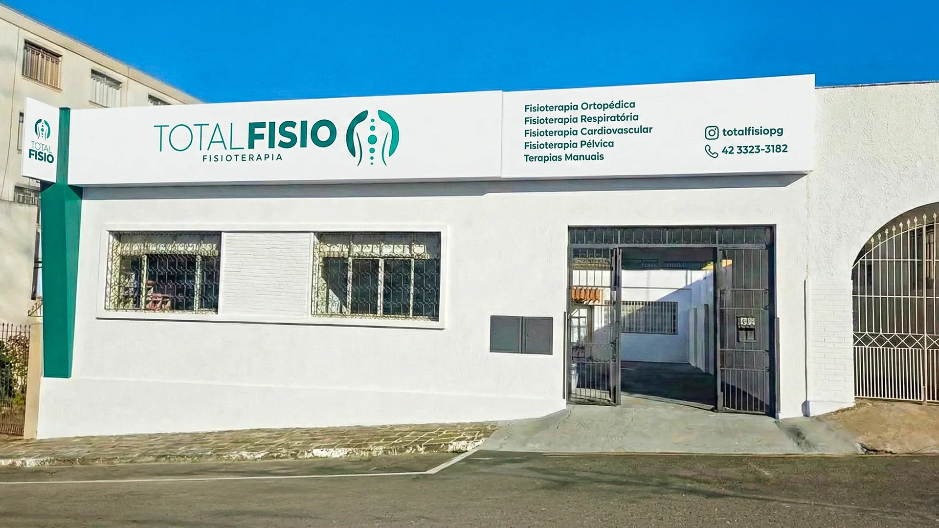 Fachada de clínica de fisioterapia com aplicação de letreiro e identidade visual.
