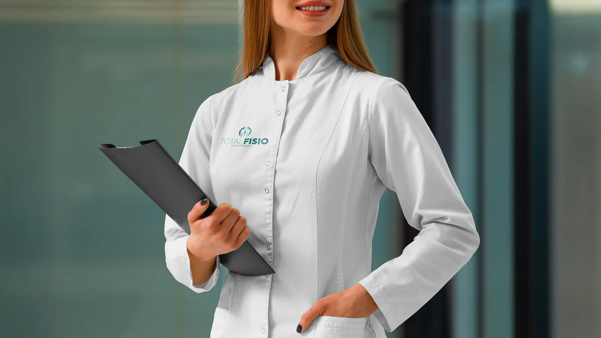 Aplicação de marca em uniforme médico e jaleco profissional.